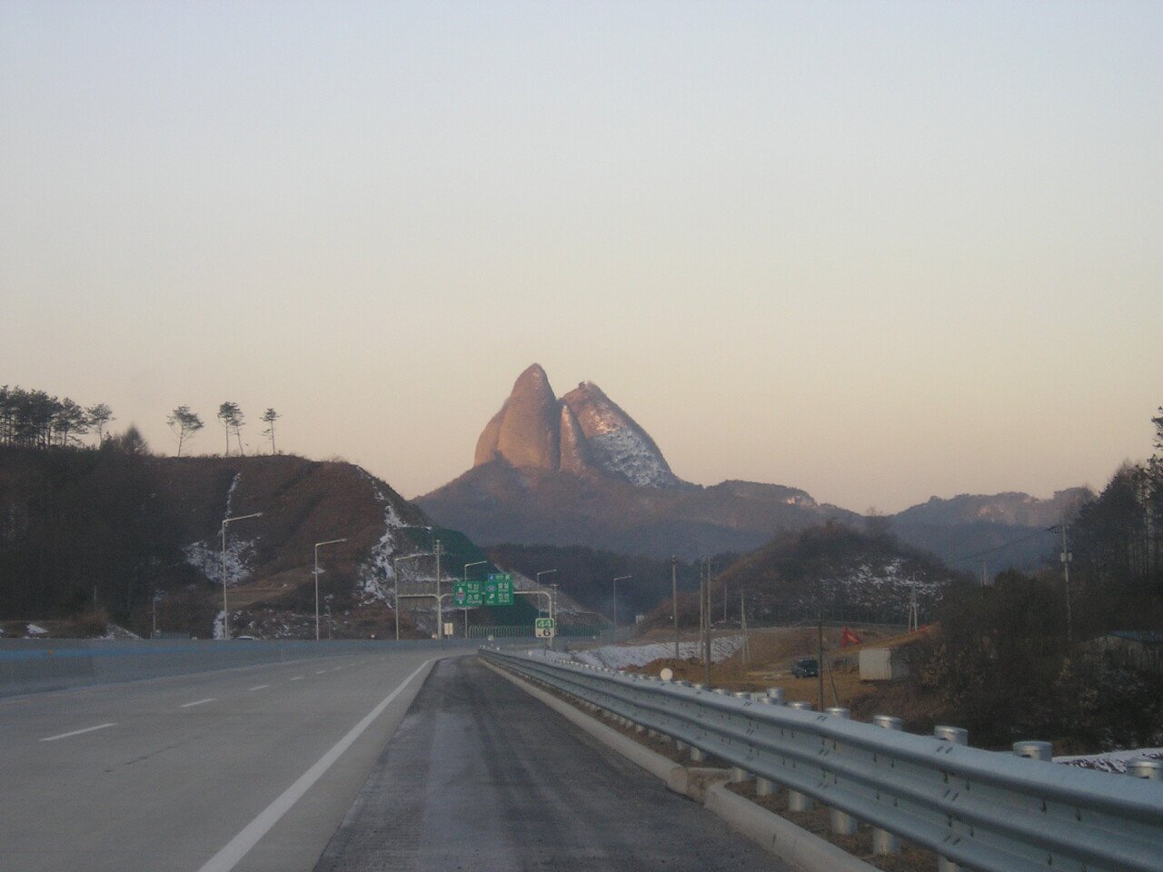 167C18335023A93214.jpeg 차 타고 가다가 보이는 지리는 산