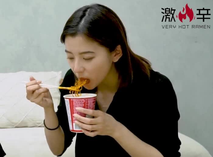 불닭볶음면 먹는 일본 누나 - 꾸르