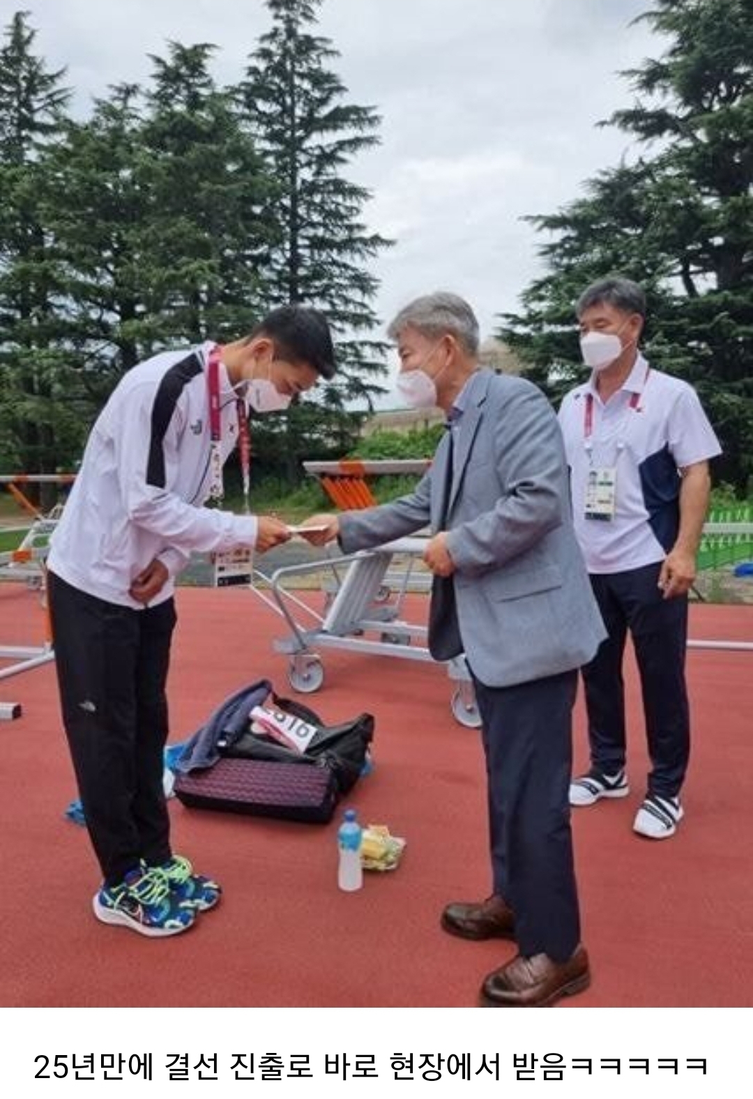 결선 진출하자마자 현금 박치기로 격려금 받았던 우상혁 선수 - 꾸르