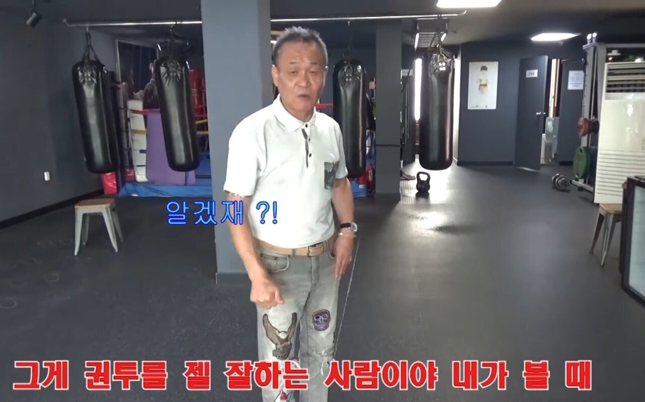 Screenshot_20230424_024627_YouTube.jpg 복싱 선수들이 말하는 가로 세로 훅 논쟁