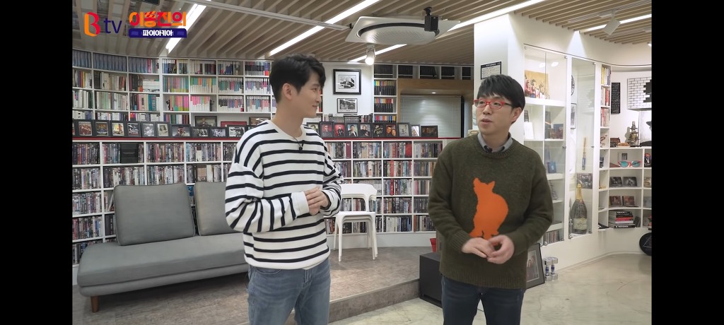 이동진 평론가 개인 작업실 내부 공개 - 꾸르