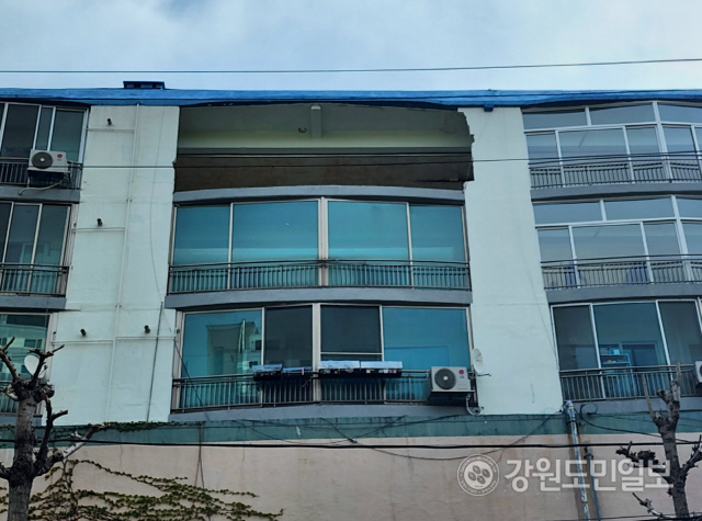 image.png 동해안 강풍 근황, 아파트 거실 샷시 통째로 떨어져 나가
