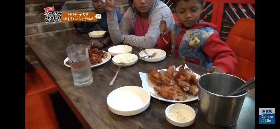 img/23/07/12/189498622703d2208.jpg 아빠 찾아 한국 온 네팔 잼민이들이 먹은 한국 음식 ㄷㄷㄷ...JPG