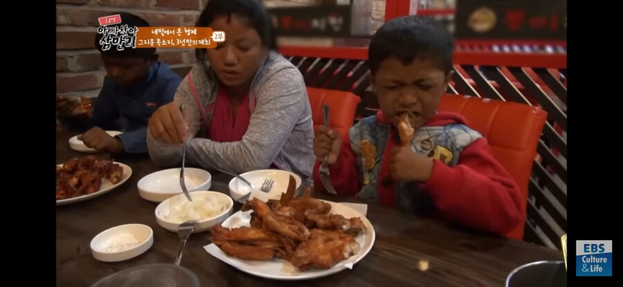 img/23/07/12/1894986245c3d2208.jpg 아빠 찾아 한국 온 네팔 잼민이들이 먹은 한국 음식 ㄷㄷㄷ...JPG