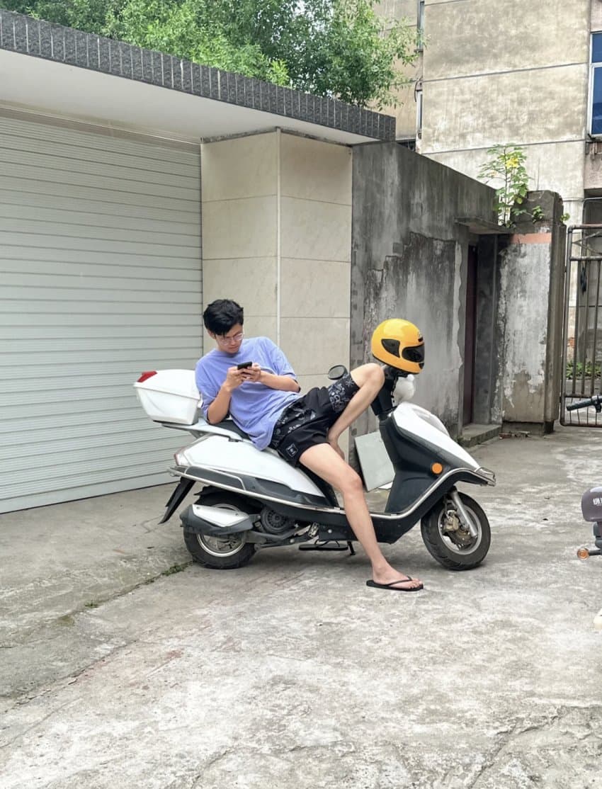 오토바이에서 애정행각하는 커플.jpg
