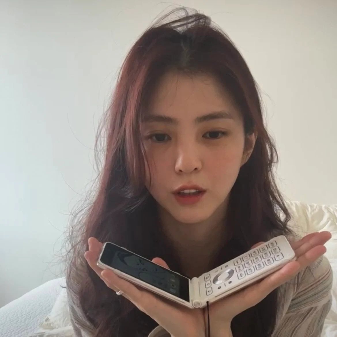 hoeFAW.webp.ren.jpg 여초에서 멋있다고 난리난 한소희 폰 배경화면