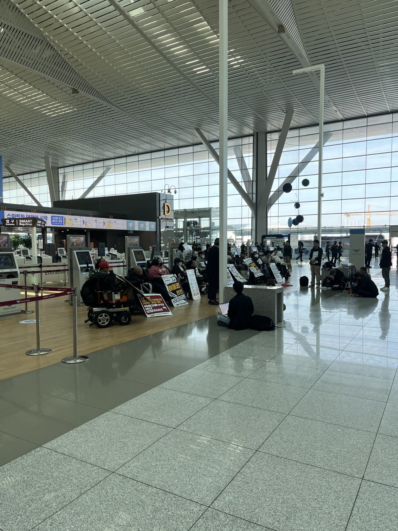 IMG_9139.jpeg 실시간 인천공항.jpg (feat.전장연)
