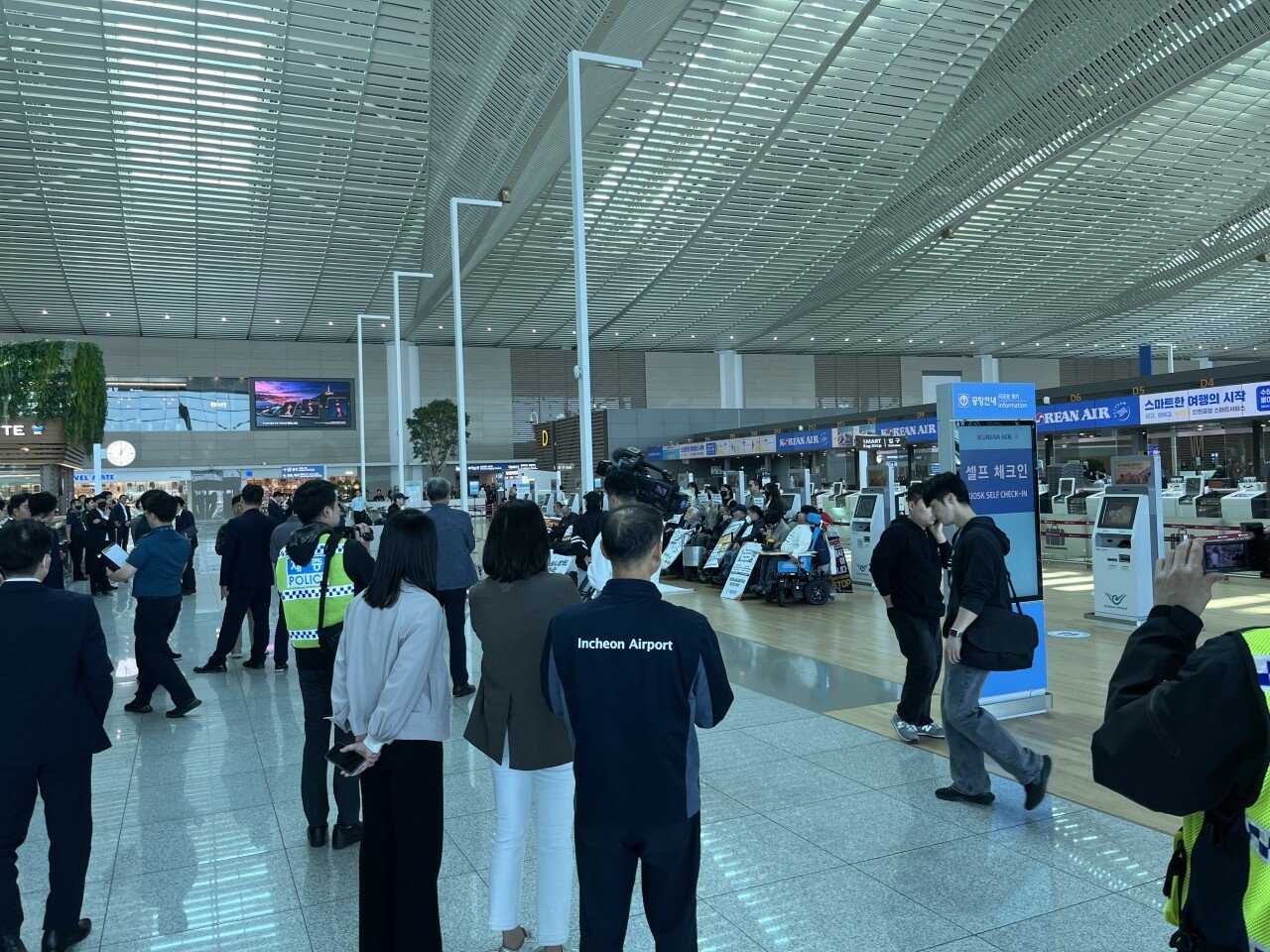 IMG_9138.jpeg 실시간 인천공항.jpg (feat.전장연)