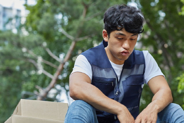한숨 쉬는 남성