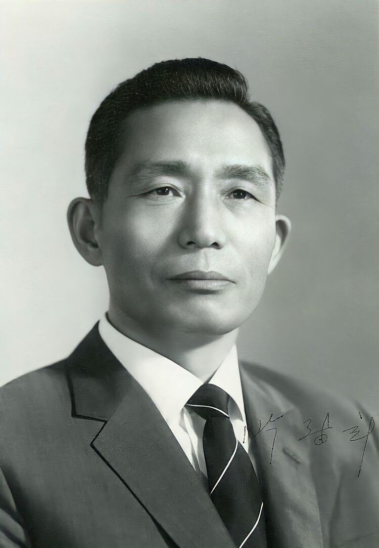 EBA7E841-CA47-4D83-BA87-DED4112E8A43.jpeg 스압))) 역대 대통령들의 젊은시절과 노년.jpg
