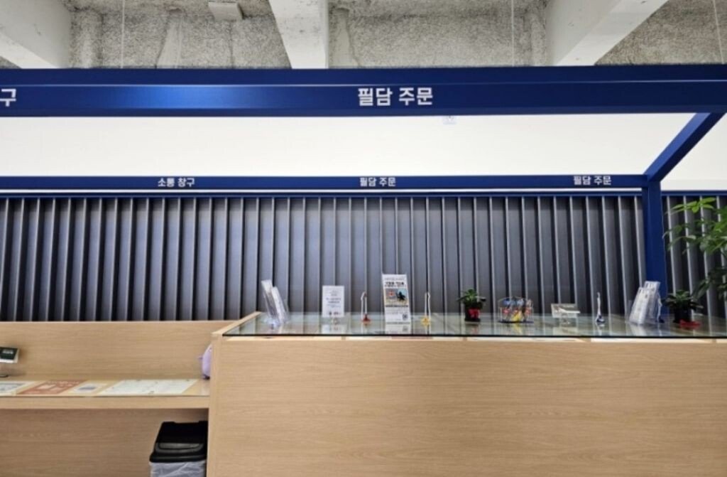 tUrHVt.jpg 신한은행이랑 똑같이 생긴 어느 카페 ㄷㄷㄷ....JPG