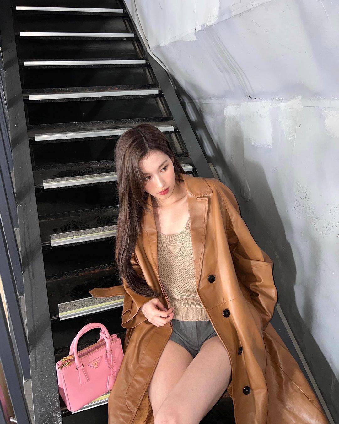 가죽코트를 걸쳐 도도해보이는 사나 인스타.jpg | 인스티즈