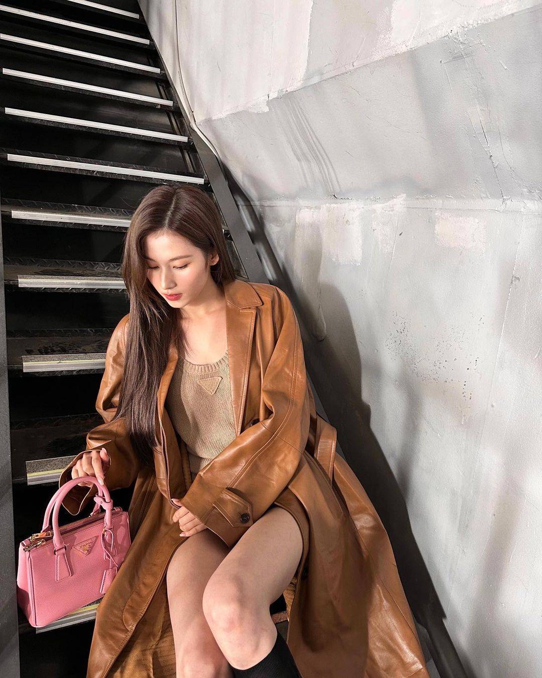 가죽코트를 걸쳐 도도해보이는 사나 인스타.jpg | 인스티즈