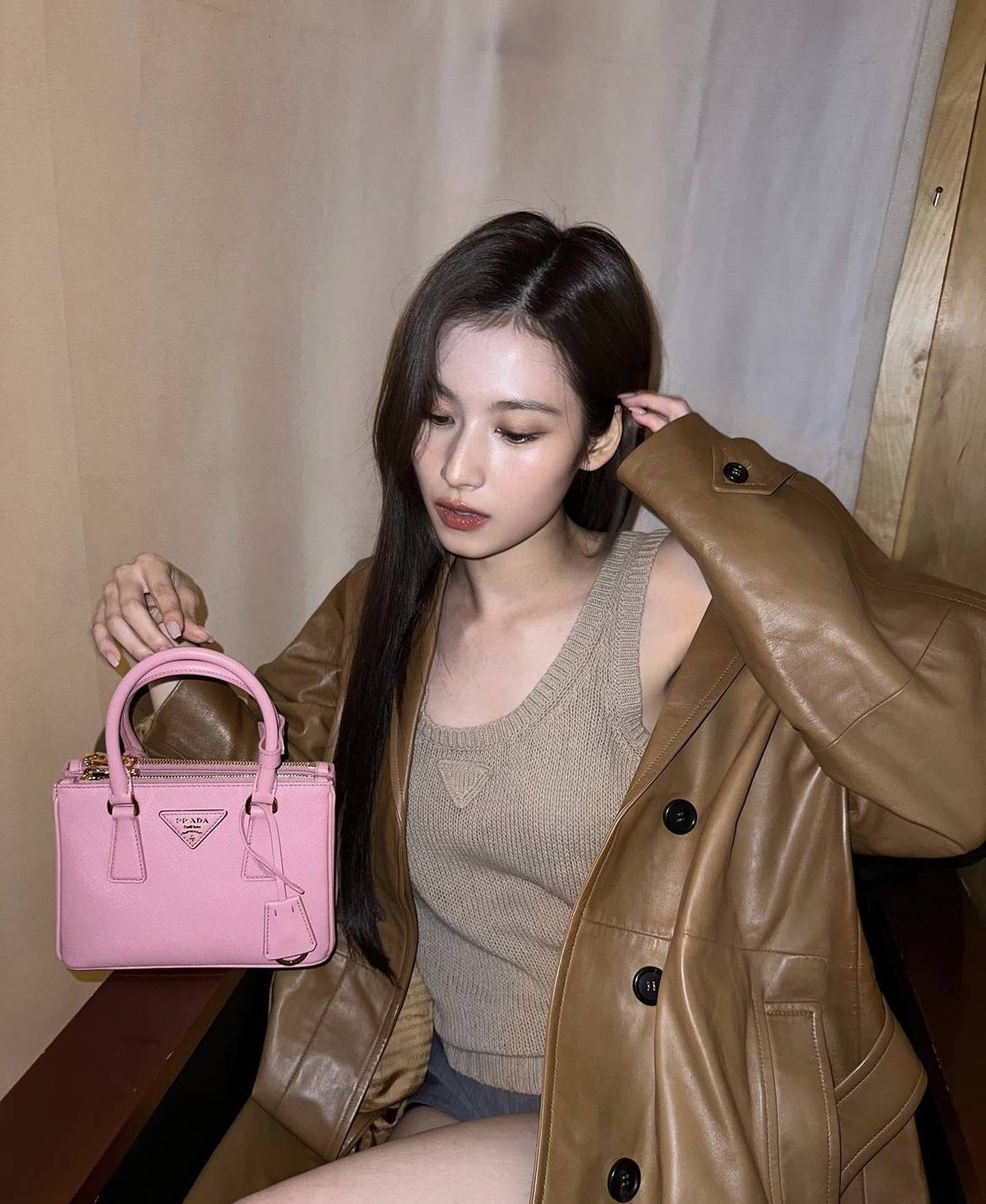 가죽코트를 걸쳐 도도해보이는 사나 인스타.jpg | 인스티즈