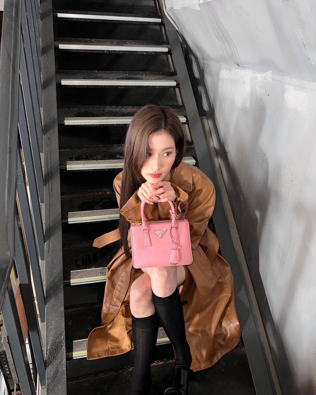 가죽코트를 걸쳐 도도해보이는 사나 인스타.jpg | 인스티즈