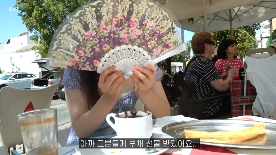 img/23/10/24/18b5d342e2d175cc.png 스페인 여행중인 여성 유튜버에게 갑자기 다가온 할머니 ㄷㄷㄷ..JPG 유럽 여행중인 여성 유튜버에게 갑자기 심각한 분위기로 다가온 할머니 ㄷㄷㄷ..JPG