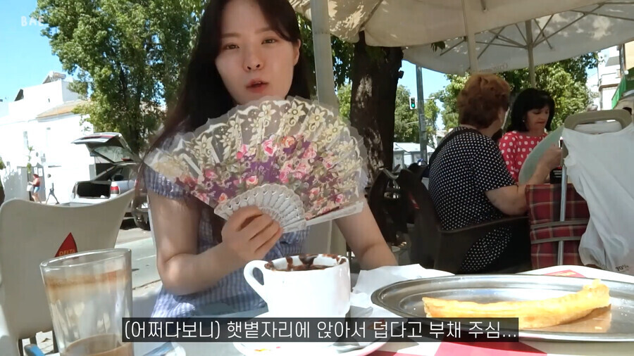 img/23/10/24/18b5d342e76175cc.png 스페인 여행중인 여성 유튜버에게 갑자기 다가온 할머니 ㄷㄷㄷ..JPG 유럽 여행중인 여성 유튜버에게 갑자기 심각한 분위기로 다가온 할머니 ㄷㄷㄷ..JPG