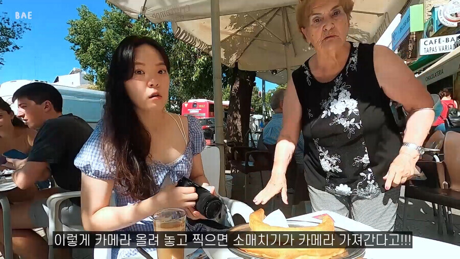 img/23/10/24/18b5d3422a0175cc.png 스페인 여행중인 여성 유튜버에게 갑자기 다가온 할머니 ㄷㄷㄷ..JPG 유럽 여행중인 여성 유튜버에게 갑자기 심각한 분위기로 다가온 할머니 ㄷㄷㄷ..JPG