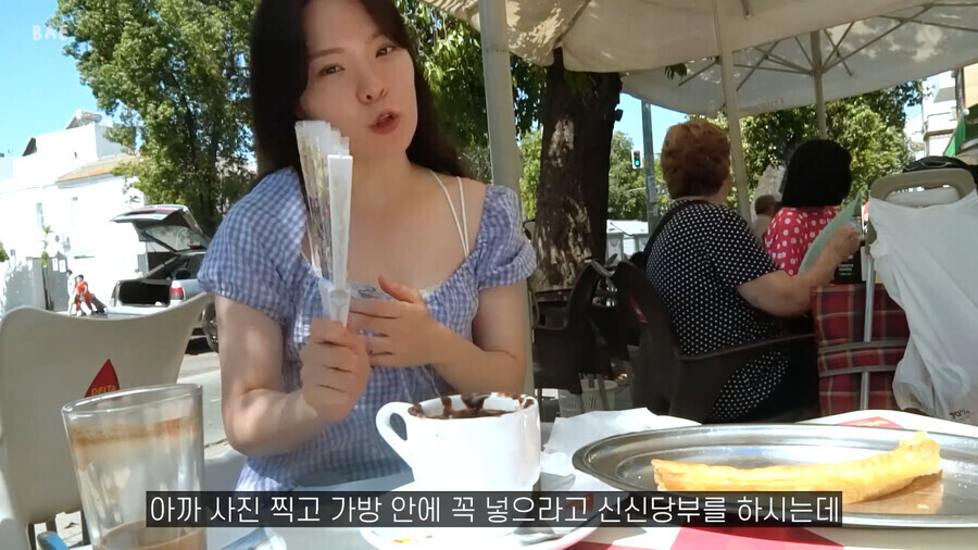 img/23/10/24/18b5d343071175cc.png 스페인 여행중인 여성 유튜버에게 갑자기 다가온 할머니 ㄷㄷㄷ..JPG 유럽 여행중인 여성 유튜버에게 갑자기 심각한 분위기로 다가온 할머니 ㄷㄷㄷ..JPG