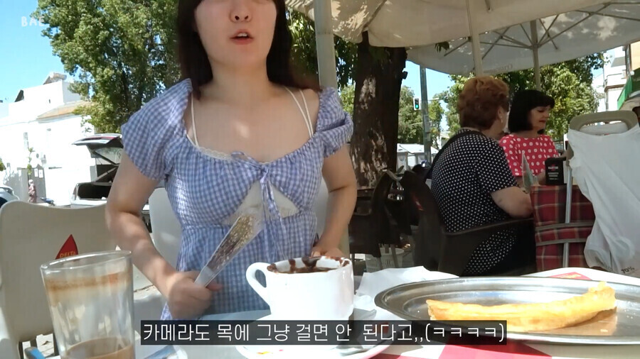 img/23/10/24/18b5d343c6d175cc.png 스페인 여행중인 여성 유튜버에게 갑자기 다가온 할머니 ㄷㄷㄷ..JPG 유럽 여행중인 여성 유튜버에게 갑자기 심각한 분위기로 다가온 할머니 ㄷㄷㄷ..JPG