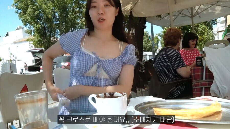 img/23/10/24/18b5d343e5f175cc.png 스페인 여행중인 여성 유튜버에게 갑자기 다가온 할머니 ㄷㄷㄷ..JPG 유럽 여행중인 여성 유튜버에게 갑자기 심각한 분위기로 다가온 할머니 ㄷㄷㄷ..JPG