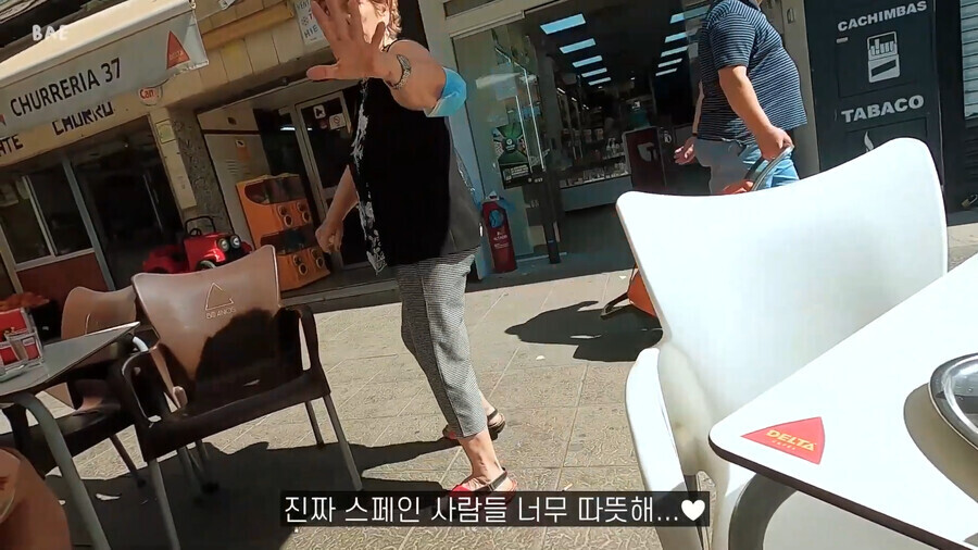 img/23/10/24/18b5d342a92175cc.png 스페인 여행중인 여성 유튜버에게 갑자기 다가온 할머니 ㄷㄷㄷ..JPG 유럽 여행중인 여성 유튜버에게 갑자기 심각한 분위기로 다가온 할머니 ㄷㄷㄷ..JPG