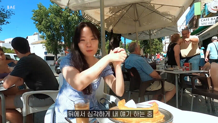 img/23/10/24/18b5d341f3b175cc.png 스페인 여행중인 여성 유튜버에게 갑자기 다가온 할머니 ㄷㄷㄷ..JPG 유럽 여행중인 여성 유튜버에게 갑자기 심각한 분위기로 다가온 할머니 ㄷㄷㄷ..JPG