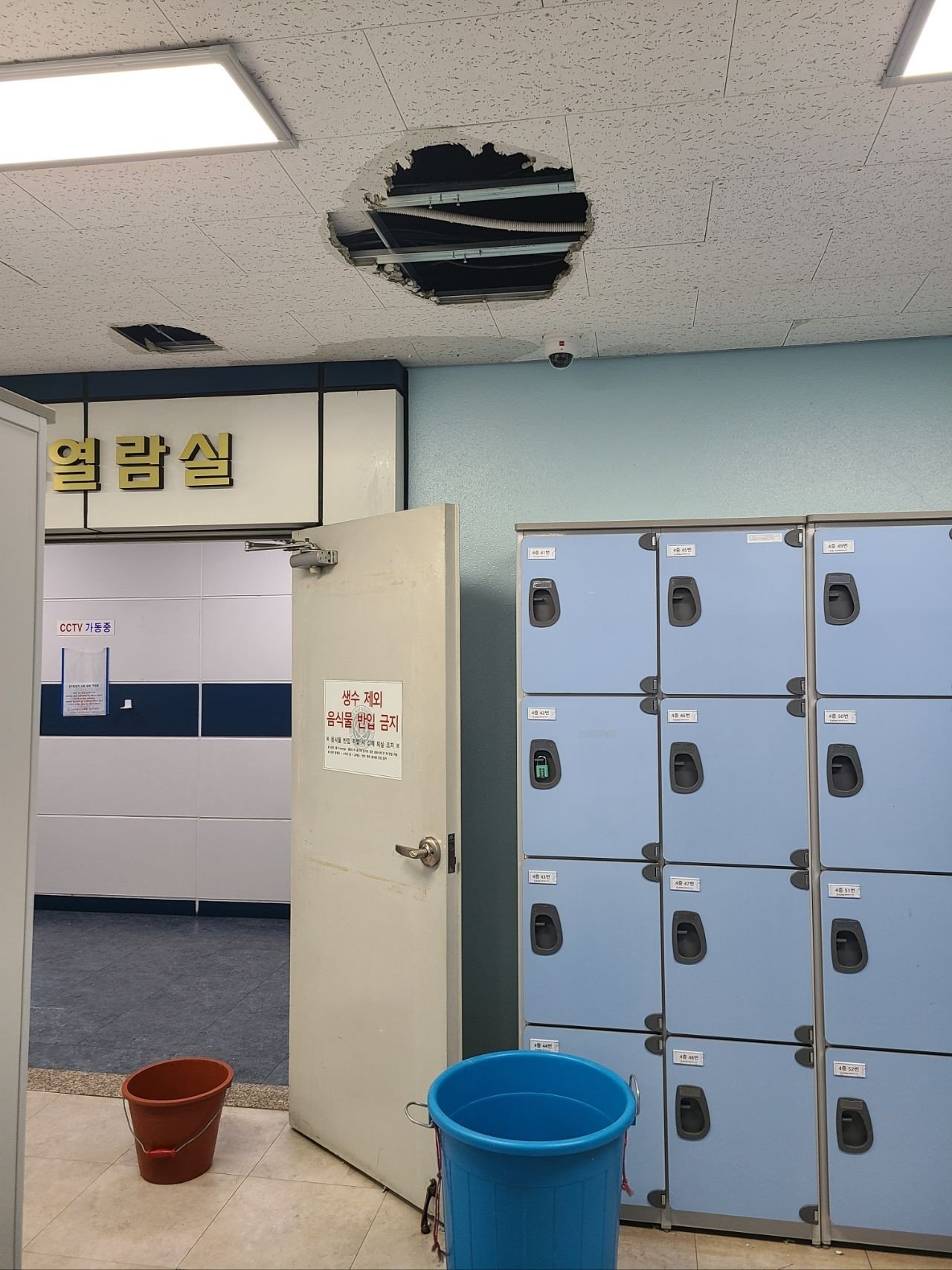 93407655263.jpg 누수 때문에 천장 무너진 대학교 도서관 근황.jpg