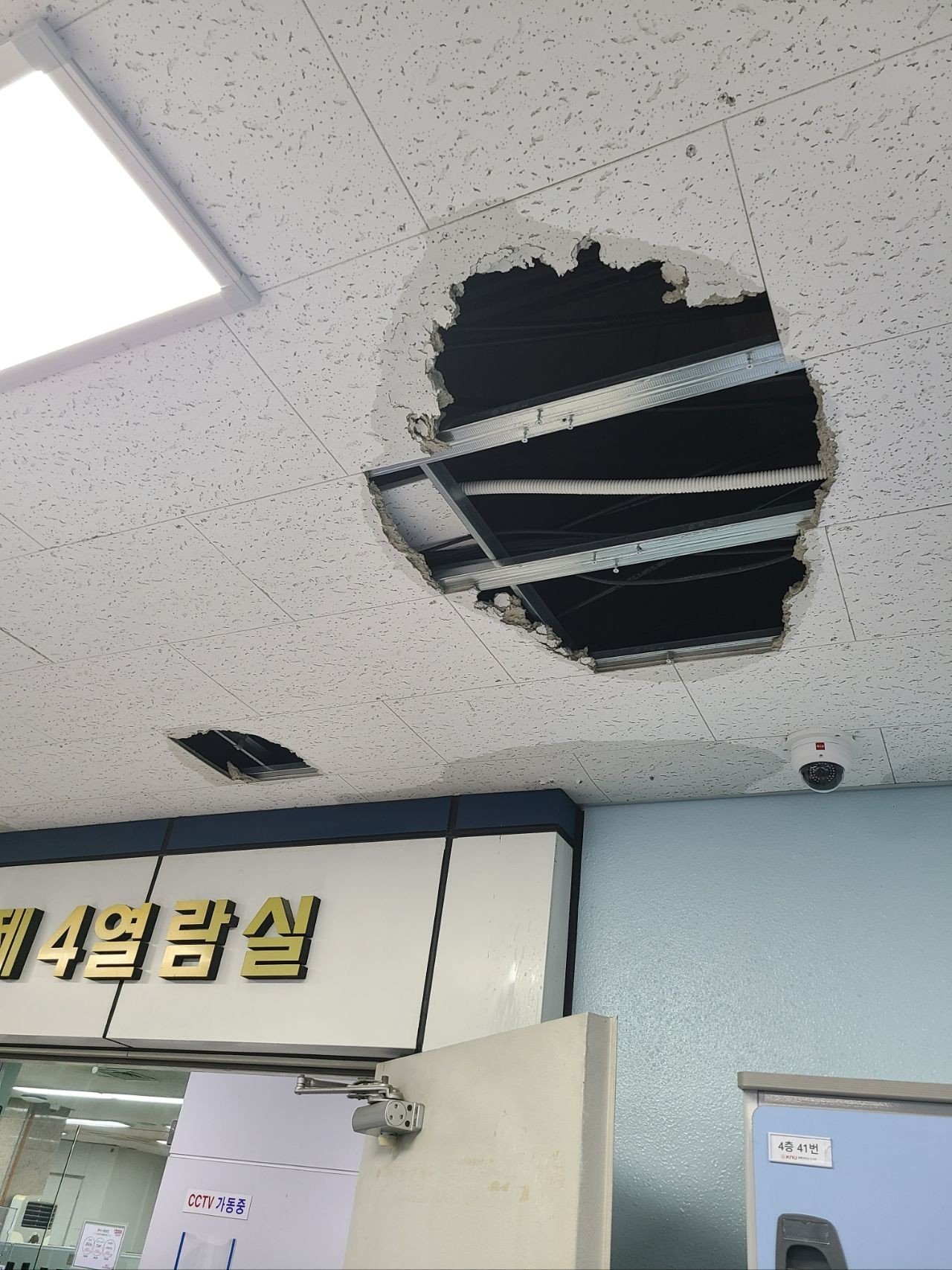 93407653553.jpg 누수 때문에 천장 무너진 대학교 도서관 근황.jpg