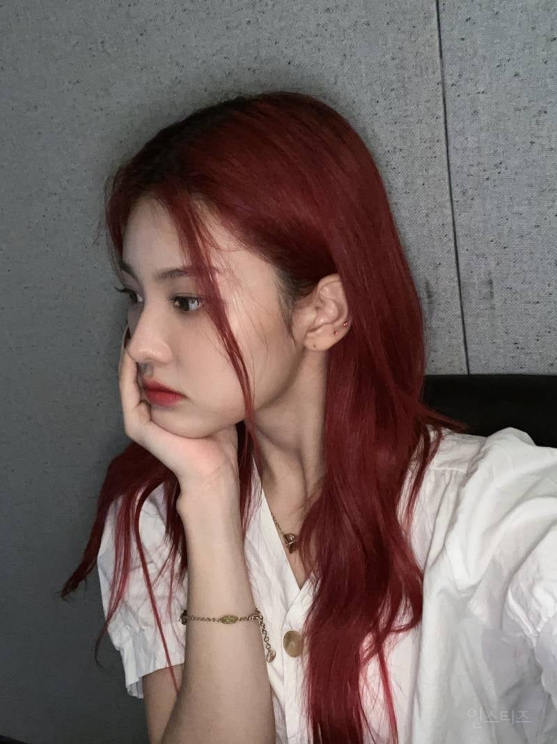 머리카락이 빨갛게 자란다는 한 여돌 인스타 업로드 jpg | 인스티즈