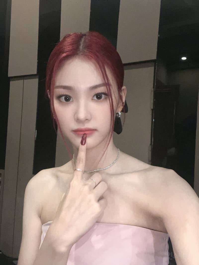 머리카락이 빨갛게 자란다는 한 여돌 인스타 업로드 jpg | 인스티즈