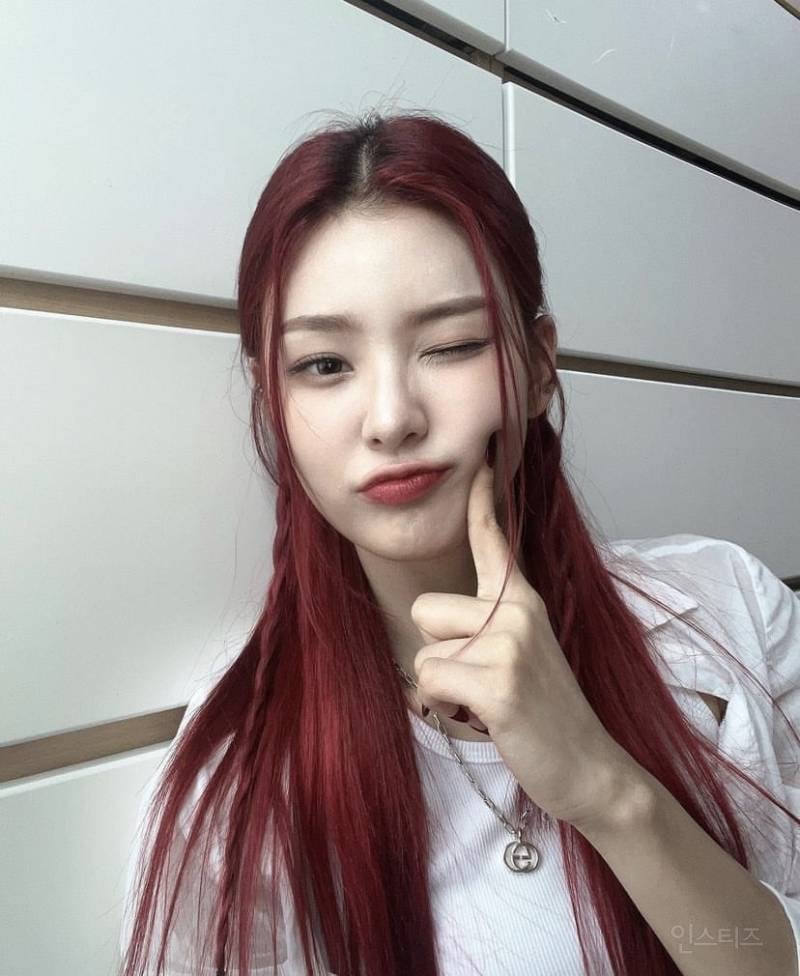 머리카락이 빨갛게 자란다는 한 여돌 인스타 업로드 jpg | 인스티즈