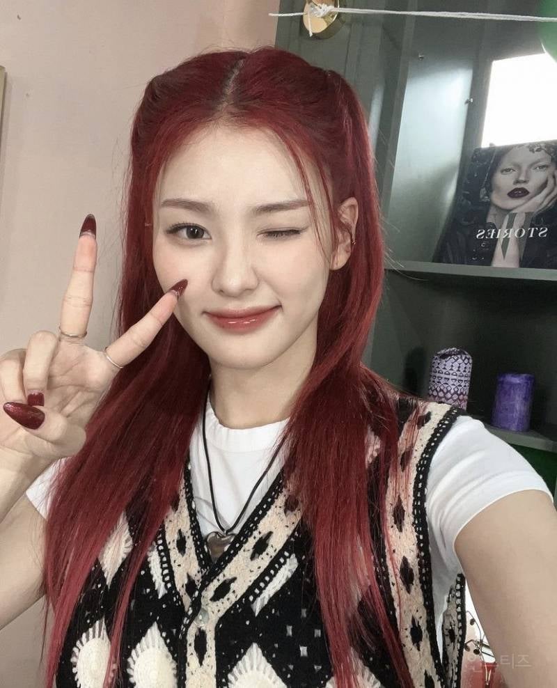 머리카락이 빨갛게 자란다는 한 여돌 인스타 업로드 jpg | 인스티즈