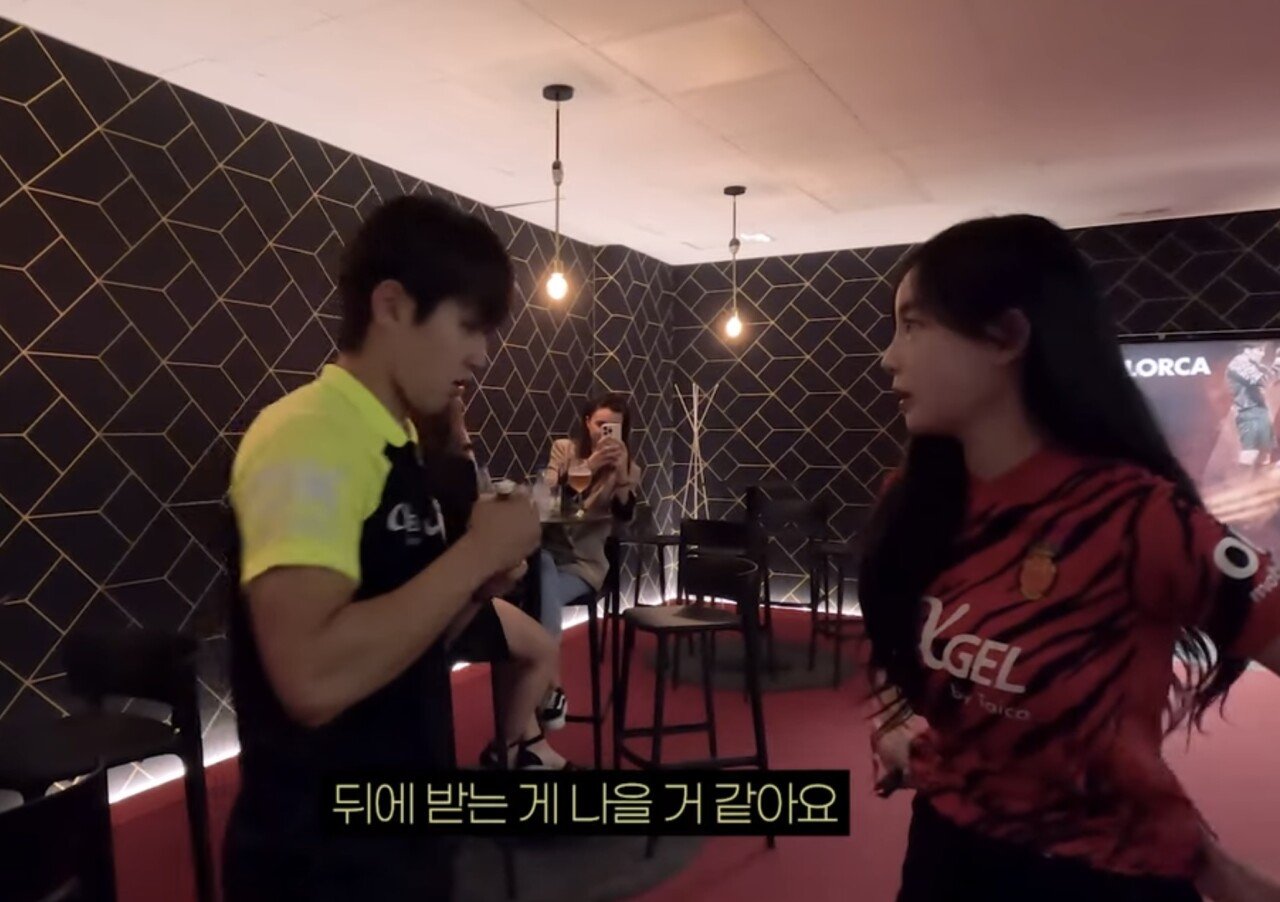 D43B0E90-2F6F-4AE7-8D22-3CA494AD5F0E.jpeg 곽민선 유니폼 싸인해주는 유교보이 이강인