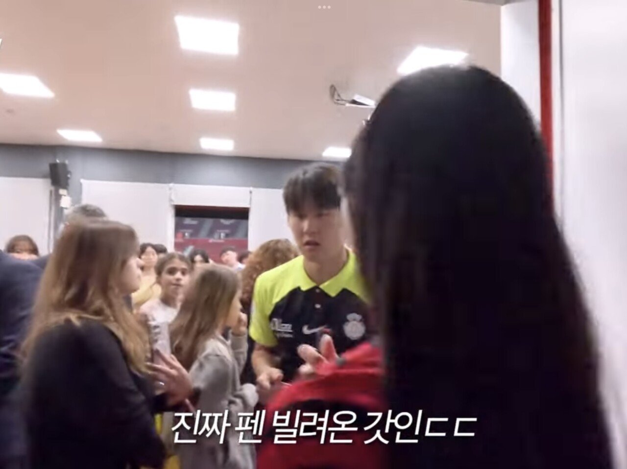 5F421A8D-EEFD-4FA9-96AE-98ECA7879823.jpeg 곽민선 유니폼 싸인해주는 유교보이 이강인