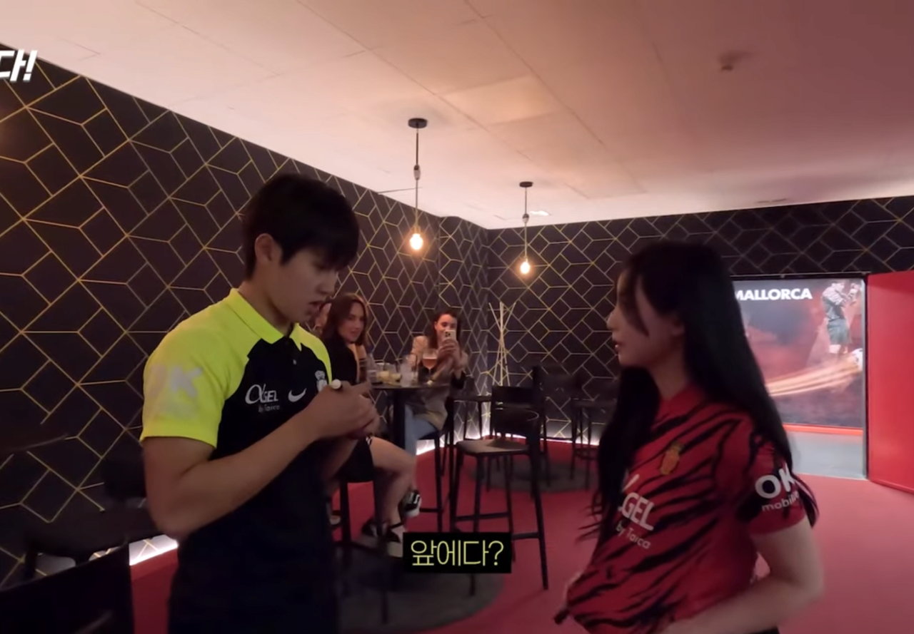 191B7BAD-7A9C-48CE-8EF1-FF91110AD216.png 곽민선 유니폼 싸인해주는 유교보이 이강인