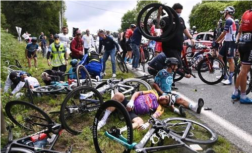 트루 드 프랑스 2021 자전거 도미노 사고 낸 30대 프랑스녀가 사고 낸 원인 - 꾸르