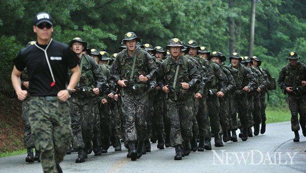 요즘 핫한 70년 전통의 런닝크루 ㄷㄷㄷ.jpg