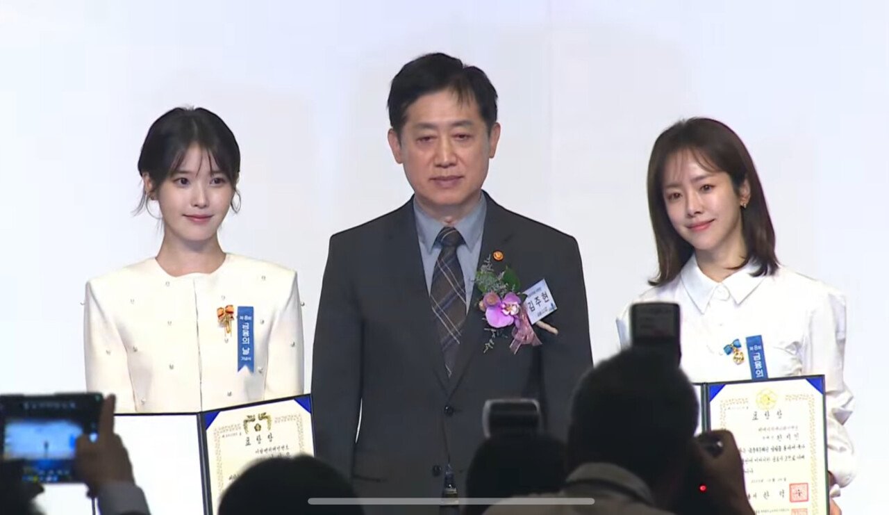 IMG_9308.jpeg 오늘자 아이유 도와준 한지민