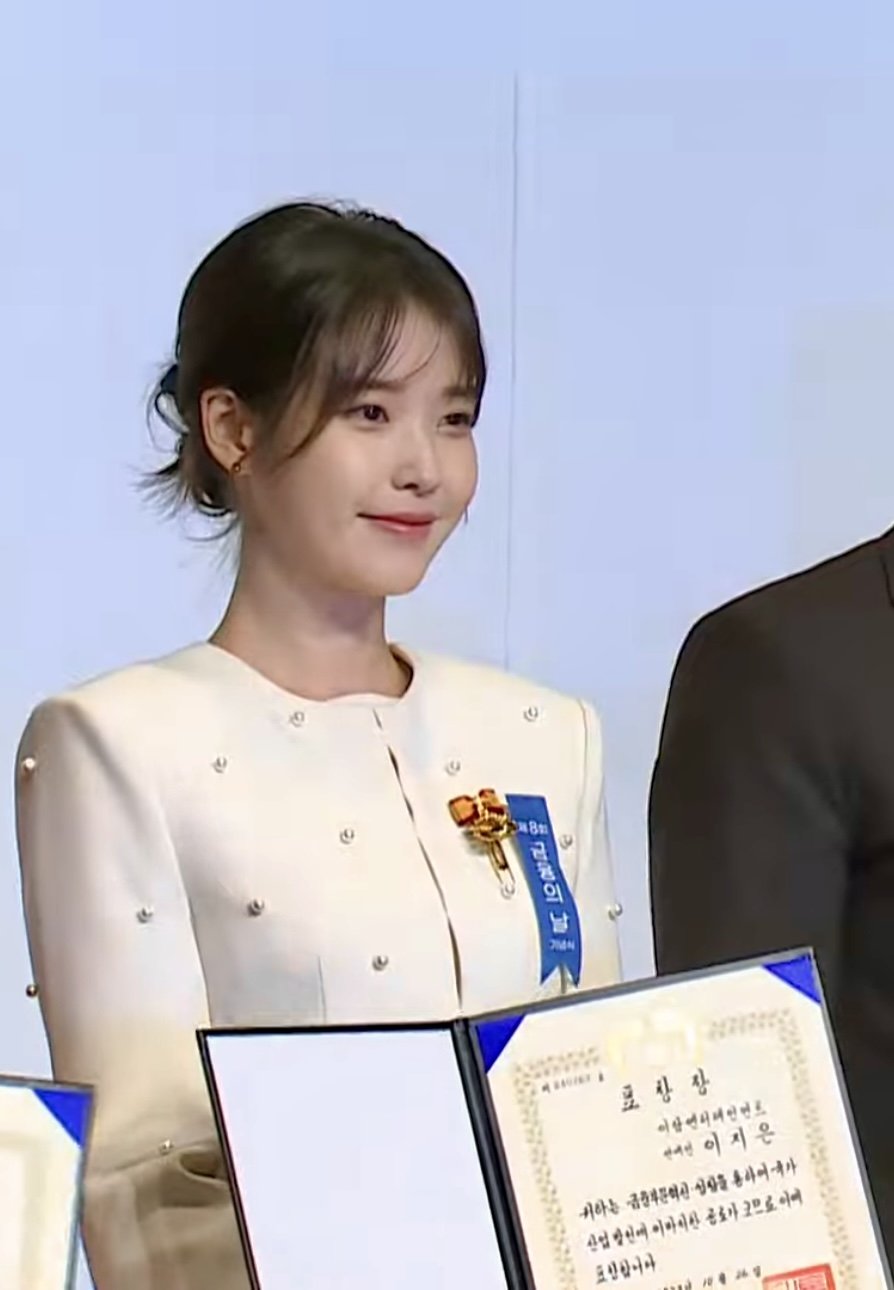 IMG_9290.jpeg 오늘자 아이유 도와준 한지민