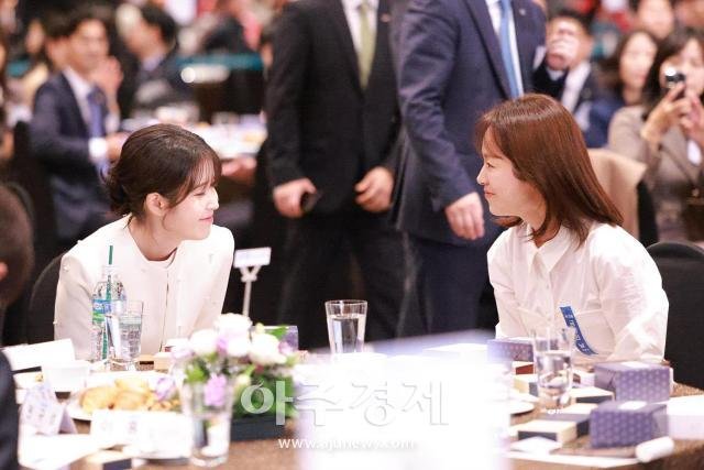 IMG_9311.jpeg 오늘자 아이유 도와준 한지민