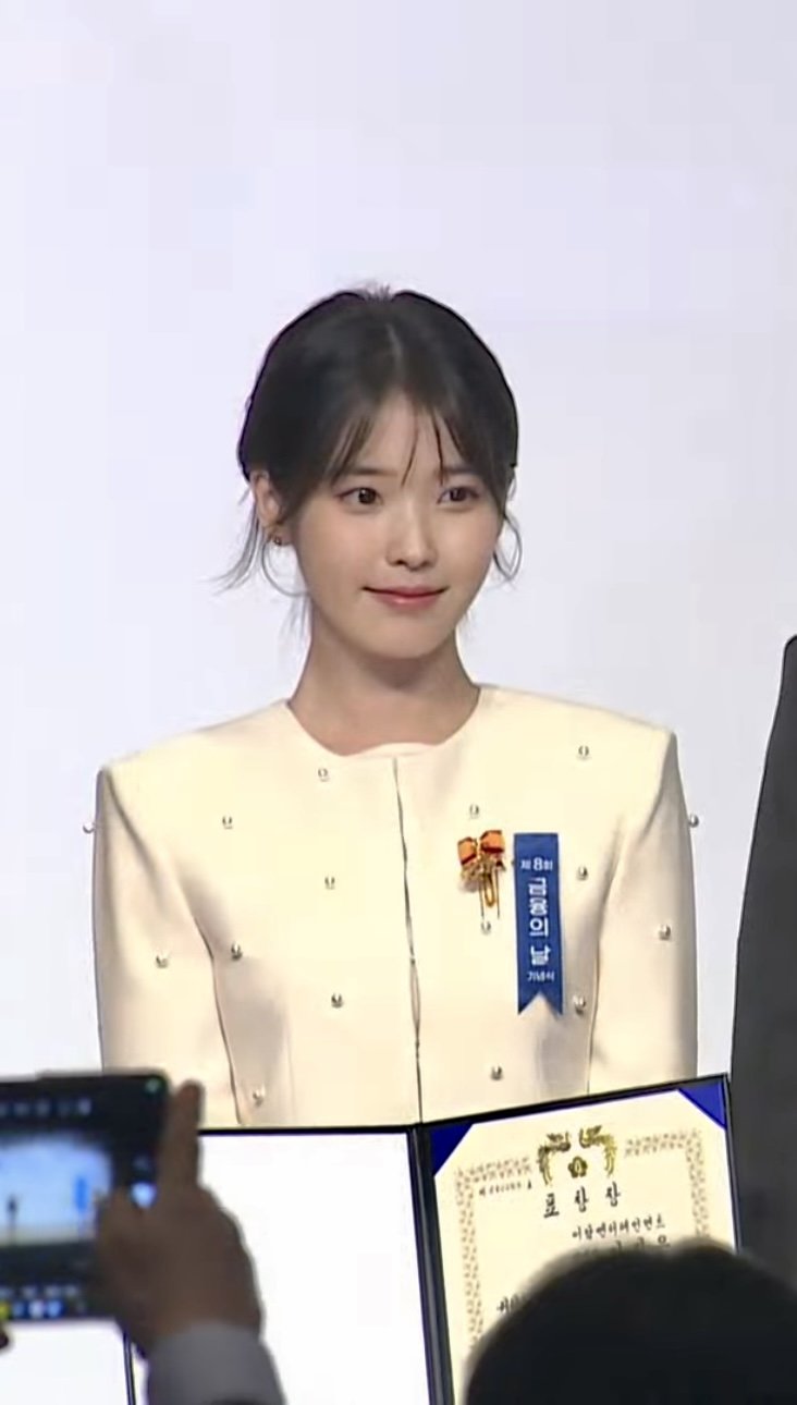 IMG_9288.jpeg 오늘자 아이유 도와준 한지민