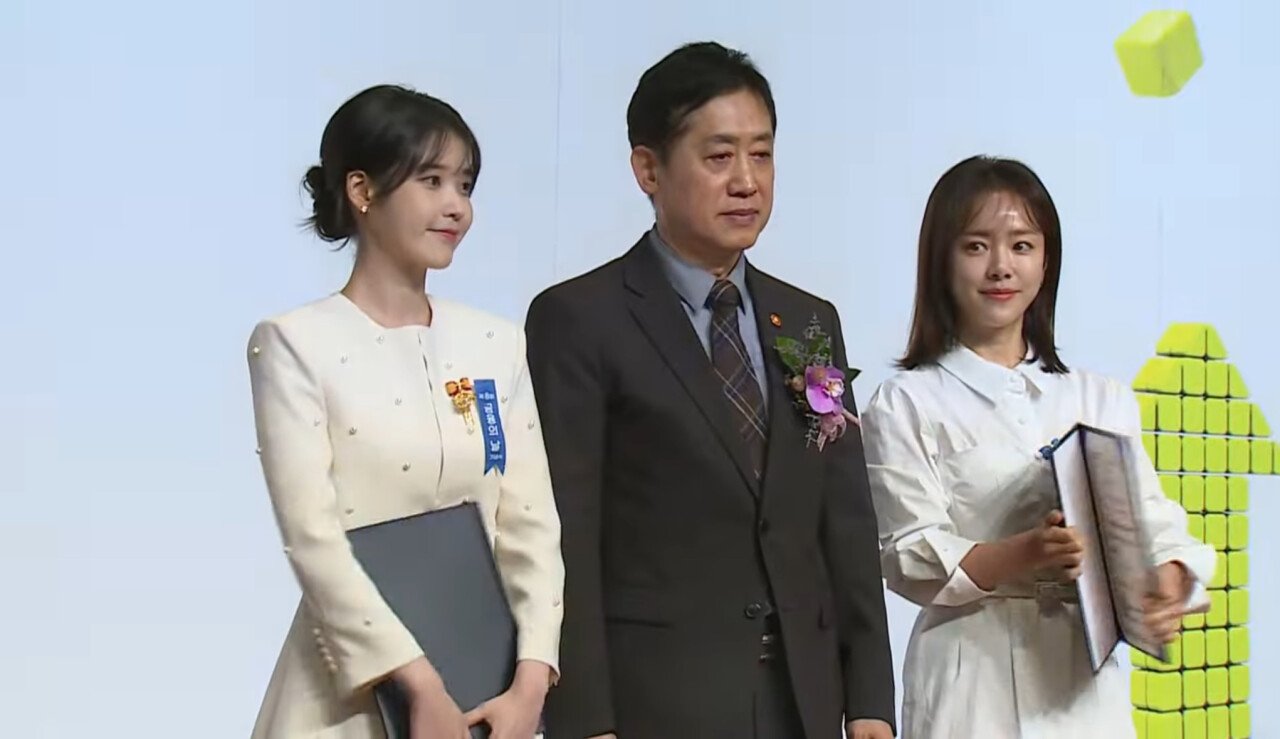 IMG_9309.jpeg 오늘자 아이유 도와준 한지민