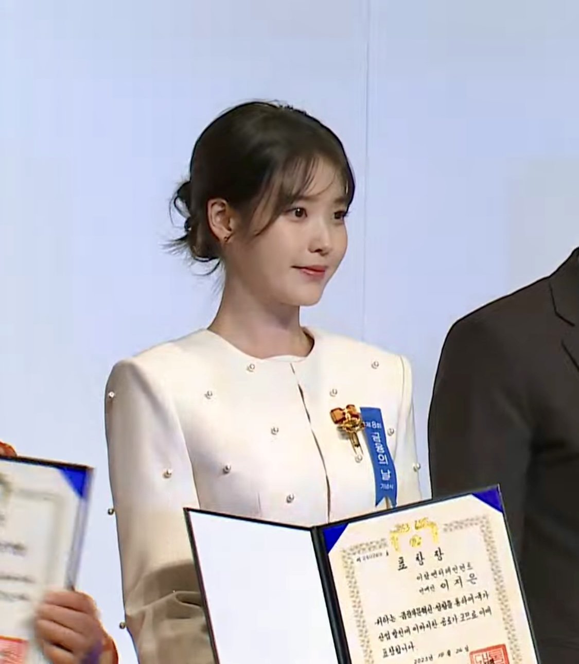 IMG_9291.jpeg 오늘자 아이유 도와준 한지민