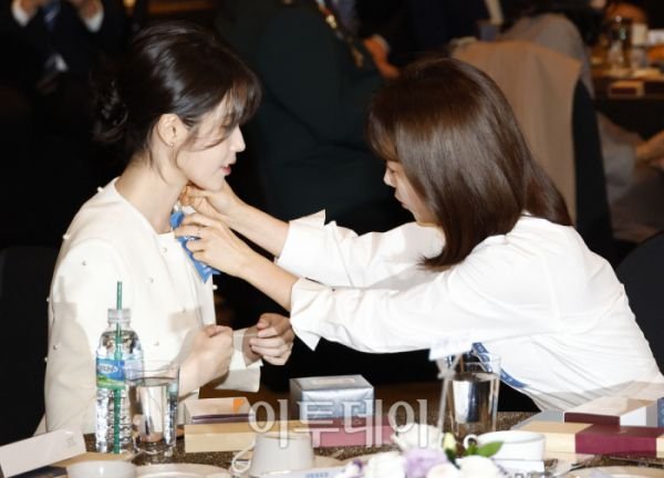 IMG_9302.jpeg 오늘자 아이유 도와준 한지민