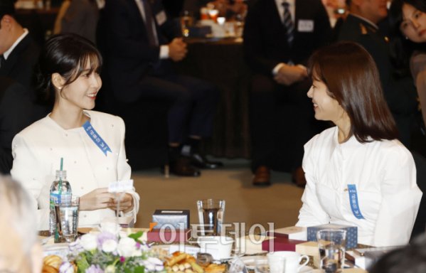 IMG_9300.jpeg 오늘자 아이유 도와준 한지민