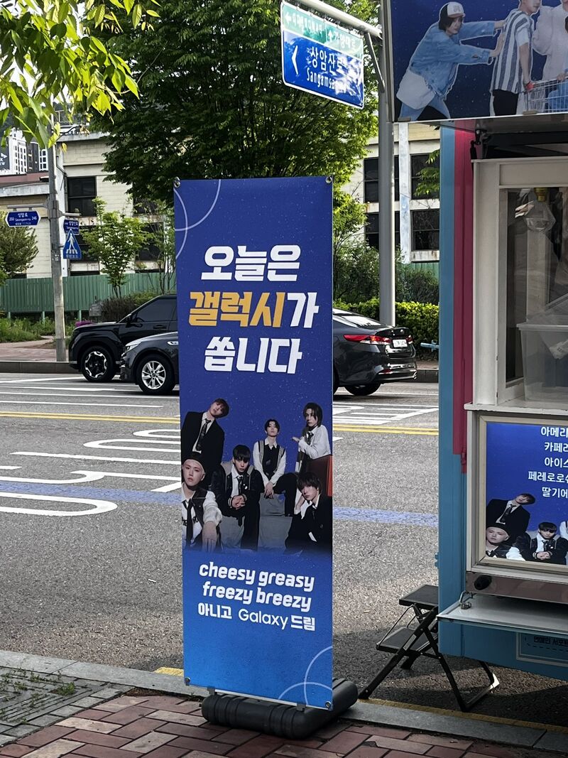 thumb_crop_resize (1).jpeg 공항에서 스마트폰 자랑했다가 논란 중인 남돌