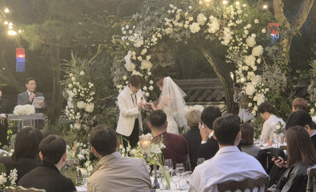 11일 현아·용준형, 연애 9개월만 결혼 아이돌 부부 탄생