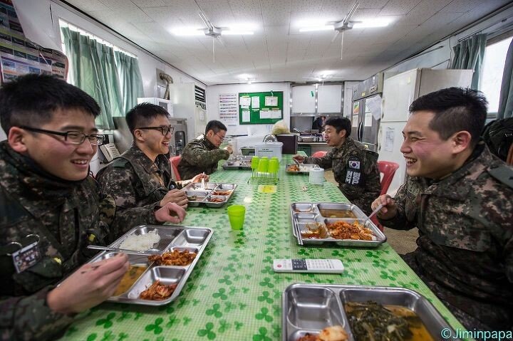 0eda08ff70a69c9168b243117a2f05d4.jpg 군대밥 맛있었다고 하는 애들 특징.jpg
