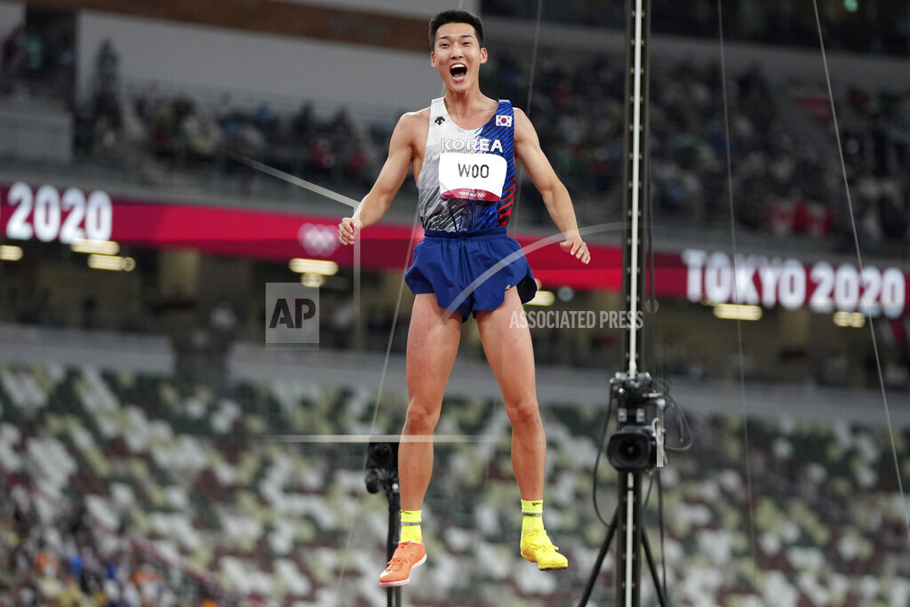 image.png AP 기자가 찍은 우상혁 경례 모음